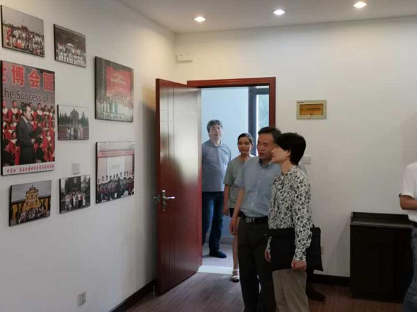 市民宗局花蓓局长走访慰问华东神学院 市民宗局花蓓局长走访慰问华东神学院